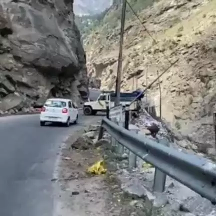 कल्पा: पोवारी के समीप विश्व पर्यावरण दिवस के दिन सतलुज नदी में कूड़ा फेंकते वाहन का वीडियो आया सामने