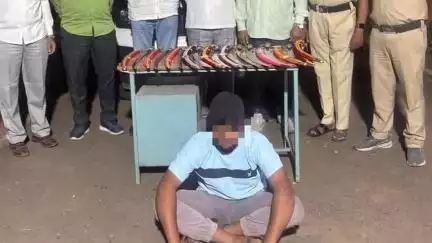 शेवगा परिसरातून १० तलवारी पकडल्या, स्थानिक गुन्हे शाखा पोलिसांची कारवाई, आरोपीविरुद्ध करमाड पोलिस ठाण्यात गुन्हा दाखल
