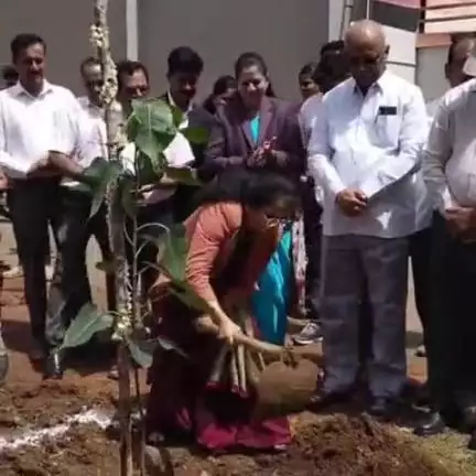 ಹಾನಗಲ್: ಪಟ್ಟಣದಲ್ಲಿ ವಿಶ್ವ ಪರಿಸರ ದಿನಾಚರಣೆಗೆ ಹಿರಿಯ ಪ್ರಧಾನ ನ್ಯಾಯಾಧೀಶ ರಾಜೇಶ್ವರಿ ಚಾಲನೆ