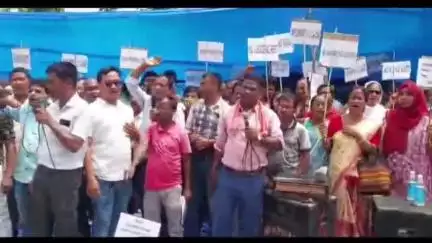 কোকৰাঝাৰ ভাগ: অপ্ৰাদেশীকৃত বিদ্যালয়সমূহ প্ৰাদেশীকৰণৰ দাবীত গান্ধী পাৰ্কত অল বিটিআৰ ভেন্সাৰ এলিমেণ্টেৰী টিচাৰ এছোচিয়েচনৰ অৱস্থান ধৰ্ণা