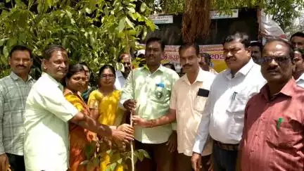 பென்னாகரம்: பூஞ்சோலை கிராமத்தில் 1300 மரக்கன்றுகள் நடும் விழாவை சப்-கலெக்டர் நர்மதா தொடங்கி வைத்தார்