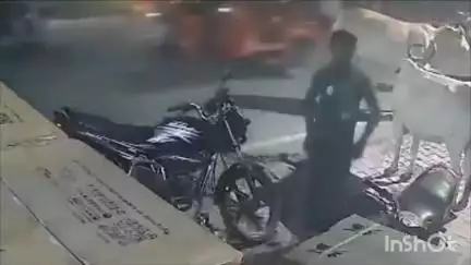 हरदोई: रेलवे गंज में एक इलेक्ट्रॉनिक दुकान के बाहर से बाइक चोरी, घटना का सीसीटीवी वीडियो आया सामने