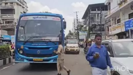 વ્યારા: વ્યારા સહિતના સ્ટેશન રોડ નજીક એસટી બસ અને નાના આઈસર વચ્ચે અકસ્માત સર્જાયો.