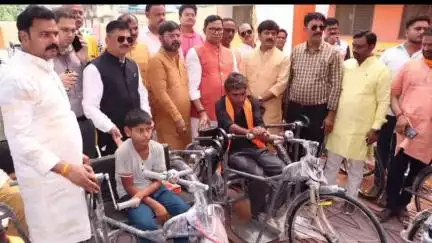 जौनपुर: तिलकधारी सिंह इंटर कॉलेज परिसर में मुख्यमंत्री के जन्मदिवस पर दिव्यांगों को ट्राइसाइकिल का वितरण किया गया
