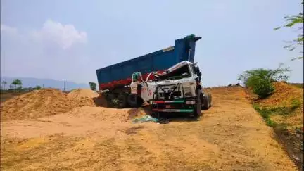 नौहट्टा: टीपा पहाड़ी पर हादसा, बालू पलटने के दौरान हाइवा के नीचे दबकर खलासी की हुई मौत