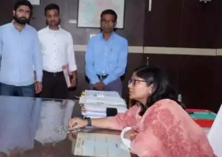 ग्वालियर गिर्द: खुदाई में मिले 21 प्राचीन सिक्कों को सीलबंद कर कोषालय में रखने के कलेक्टर ने दिए आदेश