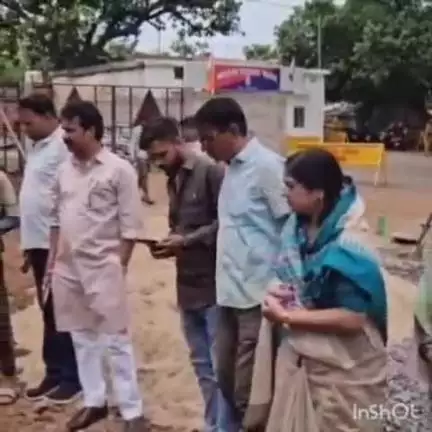 बालोद: नपाध्यक्ष प्रतिभा चौधरी ने बालोद शहर के जय स्तंभ चौक में निर्माणधीन अटल परिसर का अपने टीम के साथ किया औचक निरीक्षण