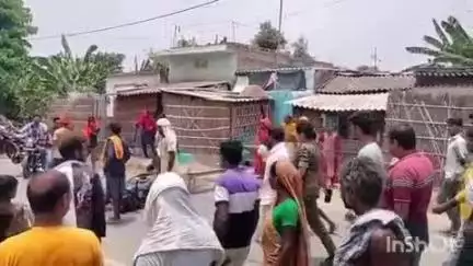 मोहिउद्दीननगर: नंदनी ढाला के पास उत्पाद विभाग की गाड़ी से बाइक सवार घायल, ग्रामीणों ने किया रोड जाम