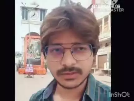 धमतरी: घड़ी चौक में एक युवक का वीडियो हुआ वायरल, युवक ने कहा- बंद पड़ी घड़ी के साथ राजनीति है गलत