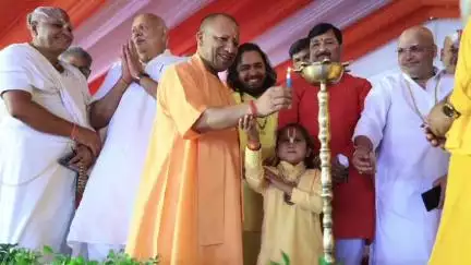 राम कथा पार्क में नगर निगम के 2 वर्ष पूरे होने पर नगर उपलब्धि समारोह का आयोजन किया गया, सीएम योगी रहे मौजूद