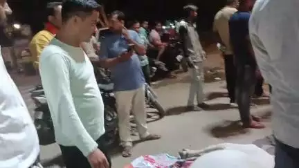 ए एस नोमानी ने कहा कि दो गायों की महाराणा प्रताप चौक पर बिजली के खम्भे में करेंट उतरने से मौत हो गयी है।
आपका ए एस नोमानी:- राष्ट्रीय अध्यक्ष:- बुंदेलखंड इंसाफ सेना !