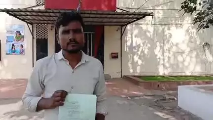 नरसिंहपुर: मारपीट की घटना में पुलिस नहीं कर रही कार्रवाई, पीड़ित ने एसपी ऑफिस में एसपी को दिया आवेदन