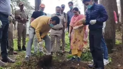 लोहाघाट में धूमधाम से मनाया गया विश्व पर्यावरण दिवस पर्यावरण बचाने की ली गई शपथ।