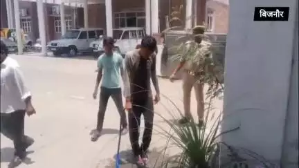 बिजनौर-सुनवाई न होने से नाराज पीड़ित ने तेल झिड़का,पुलिस पर समय से कार्रवाई न करने का आरोप,सुरक्षा कर्मियों ने बचाई जान