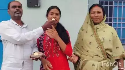 बालूमाथ: बालूमाथ इंटर कला परीक्षा में छात्रा उषा रानी प्रखंड व ज़िला टॉपर, राज्य में रहीं पांचवें स्थान पर