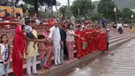 नरेन्द्रनगर: मुनि की रेती स्थित पूर्णानंद घाट पर महिलाओं ने श्रद्धा उल्लास के साथ मनाया अमृत रूपी गंगा का धरा अवतरण दिवस