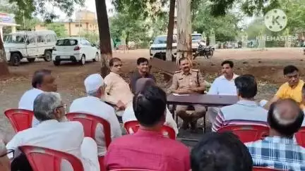 बड़ौद: आगामी त्योहारों को लेकर बडौद थाना परिसर में थाना प्रभारी कृष्णकांत तिवारी की अध्यक्षता में शांति समिति की बैठक आयोजित