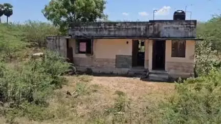 சிவகங்கை: பி வேலங்குளம் கிராமத்தில் அடர்ந்த முட் புதருக்குள் இயங்கும் அங்கன்வாடி மையம்#localissues
