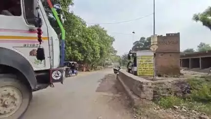 करछना: तहसील करछना क्षेत्र में गांव के रास्ते पर फर्राटा भरती हुई नजर आ रही ओवरलोड बड़ी गाड़ियां जिम्मेदार बेखबर #Jansamasya