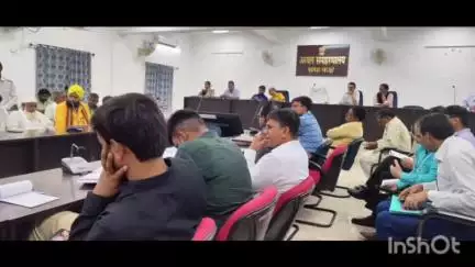 अरवल: समाहरणालय में डीएम ने हीट वेव से बचाव को लेकर अधिकारियों के साथ की बैठक