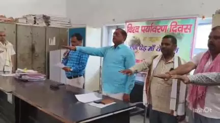 छिबरामऊ: नगर पालिका सभागार में विश्व पर्यावरण दिवस पर अधिशासी अधिकारी ने कर्मचारियों, अधिकारियों और सभासदों को दिलाई शपथ