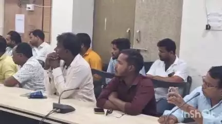 कलेक्ट्रेट सभा कक्ष में शिक्षकों के युक्तियुक्तकरण पर कलेक्टर डॉ. कन्नौजे ने की प्रेस वार्ता