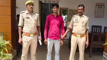 तिलहर: पुलिस ने चोरी और अवैध शस्त्र रखने समेत 6 मामलों में फरार अभियुक्त को सरयू पुलिया के पास से किया गिरफ्तार