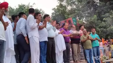 जनप्रतिनिधियों एवं जिलाधिकारी ने गोमती उद्गम स्थल पर किया स्वच्छता हेतु श्रमदान। 


 जनप्रतिनिधियों, जिलाधिकारी व प्रभाग