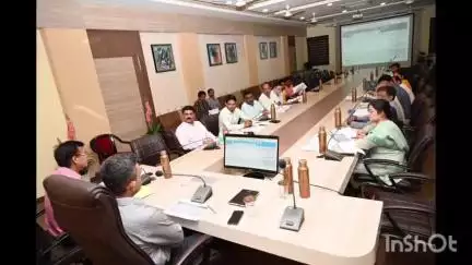 धार: कलेक्टर प्रियंक मिश्रा ने शहरी योजनाओं की प्रगति पर ली बैठक, अवैध कॉलोनाइजर पर FIR दर्ज कराने के निर्देश