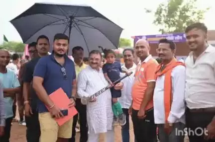 राजनांदगांव: शहर के चिखली स्कूल मैदान में आयोजित हॉकी लीग प्रतियोगिता में सांसद संतोष पांडे शामिल हुए