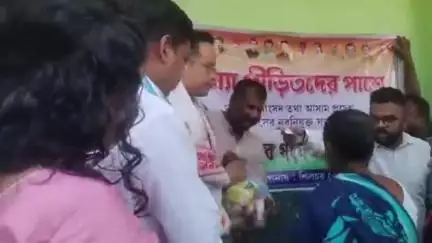 শিলচর: শিলচরে ত্রাণ শিবিরে বন্যাক্রান্তদের মধ্যে ত্রাণ বণ্টন করে শিশুদের সঙ্গে খেললেন সাংসদ গৌরব গগৈ