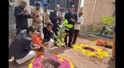 વઢવાણ: જિલ્લા કોર્ટ ખાતે પર્યાવરણ દિવસ નિમિત્તે વૃક્ષારોપણ કાર્યક્રમ જિલ્લા ડિસ્ટ્રિક્ટ જજ ની ઉપસ્થિતિમાં યોજાયો