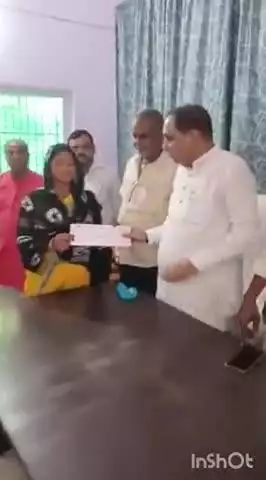 कल्याणपुर: कल्याणपुर में दुर्घटना में मारे गए व्यक्ति के परिजनों को मंत्री ने दिया चेक