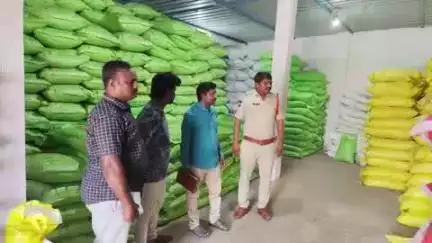 నాగారం: రైతులకు న్యాన్యమైన ఎరువులు విత్తనాలు అందించాలి:నాగారం మండల వ్యవసాయ అధికారి కృష్ణకాంత్, ఎస్ఐ ఐలయ్య