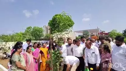 ઉધના: સુરતના અલથાણ મનપા દ્વારા વિશ્વ પર્યાવરણ દિવસની ઉજવણી,વૃક્ષારોપણની સાથે વિતરણનો કાર્યક્રમ યોજાયો
