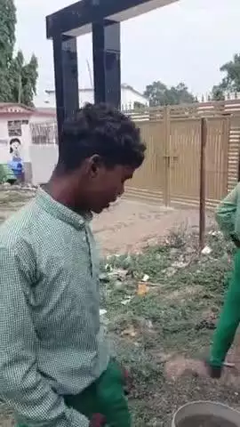 हज़ारीबाग: टाटीझरिया: शौचालय में पानी भरने और सफाई में बीतता है बच्चों का समय, वीडियो वायरल होने पर अभिभावकों में आक्रोश