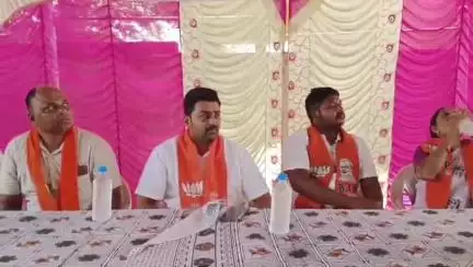 ગરૂડેશ્વર: વવિયાલા ખાતે જિલ્લા ભાજપા પ્રમુખ નીલ કુમાર રાવ ના હસ્તે 126 સિંદૂરના વૃક્ષો રોપી વિશ્વ પર્યાવરણ દિવસની ઉજવણી કરાઈ.
