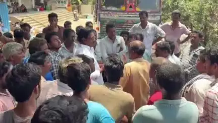 చల్లపల్లి లో తాగునీటి సమస్యపై గ్రామస్తులు  నిరసన, అధికారులు సమస్య పరిష్కరించాలని డిమాండ్