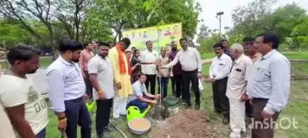 राजनांदगांव: शहर के आनंद वाटिका में विश्व पर्यावरण दिवस के अवसर पर वृक्षारोपण किया गया, महापौर और गणमान्य नागरिक रहे मौजूद