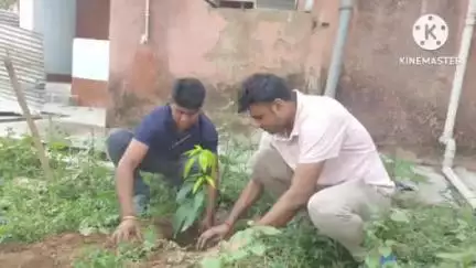 चैनपुर: विश्व पर्यावरण दिवस पर चैनपुर थाना परिसर में थाना प्रभारी के नेतृत्व में हुआ पौधारोपण