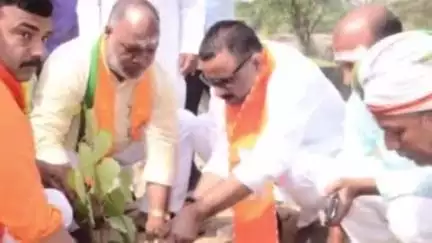 विश्व पर्यावरण दिवस पर महापौर व नगर आयुक्त ने करसड़ा में 'मां' के नाम पर 101 वृक्ष का किया पौधरोपण