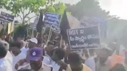 కళ్యాణదుర్గం: బొమ్మగానిపల్లిలో మాజీ ఎంపీ తలారి రంగయ్య పాదయాత్రను అడ్డుకోవడానికి ప్రయత్నించిన టీడీపీ శ్రేణులు: ఉద్రిక్తత పరిస్థితులు