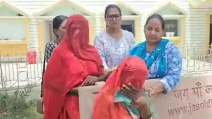 बाड़मेर: चौहटन थाना क्षेत्र की एक महिला ने पति द्वारा प्रताड़ना के आरोप में पुलिस अधीक्षक को सौंपा ज्ञापन