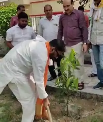 बीघापुर: बीघापुर ब्लाक परिसर में सरदार वल्लभ भाई पटेल पार्क में विश्व पर्यावरण दिवस पर विधायक ने फावड़ा चलाकर किया वृक्षारोपण