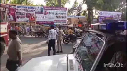 मुज़फ्फरनगर: महावीर चौक पर अवैध अतिक्रमण कर रहे बस चालकों को ट्रैफिक पुलिस ने अनाउंसमेंट कर हड़काया, बस चालक हुए रफूचक्कर