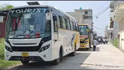 लक्सर: खानपुर विधायक ने लक्सर भेजी दर्जनों लग्जरी बसें, क्रिकेट प्रेमियों को लेकर नोएडा रवाना, निशुल्क यात्रा और मैच की सौगात