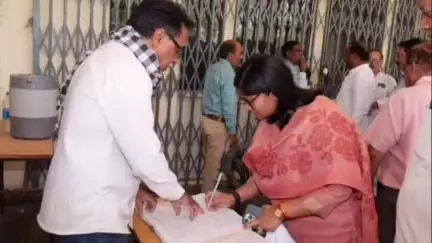 ग्वालियर गिर्द: कलेक्टर एवं जिला निर्वाचन अधिकारी रुचिका चौहान ने स्ट्रांग रूम का किया निरीक्षण