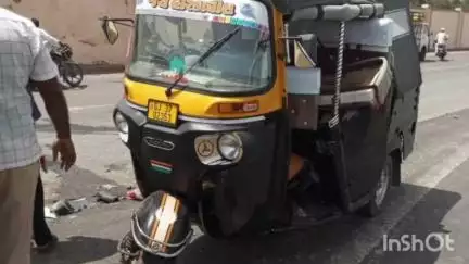 ખંભાળિયા: મીઠાપુર નજીક ઑટો રિક્ષા અને ફોરવ્હીલ વચ્ચે ગંભીર અકસ્માત; 5 લોકોને ઇજા પહોંચતા સારવાર માટે ખસેડાયા.