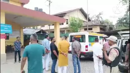 মাৰ্ঘেৰিটা: ডিগবৈ-পেঙেৰী পথত এম্বুলেন্সৰ দুৰ্ঘটনা, পাঁচজন আহত, দুজনৰ অৱস্থা সংকটজনক