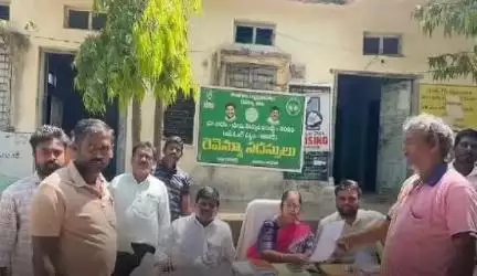 భిక్కనూర్: ర్యాగట్లపల్లిలో రెవెన్యూ సదస్సు ద్వారా రైతుల నుంచి దరఖాస్తులు స్వీకరించినట్లు తెలిపిన భిక్కనూరు తహసీల్దార్ సునీత
